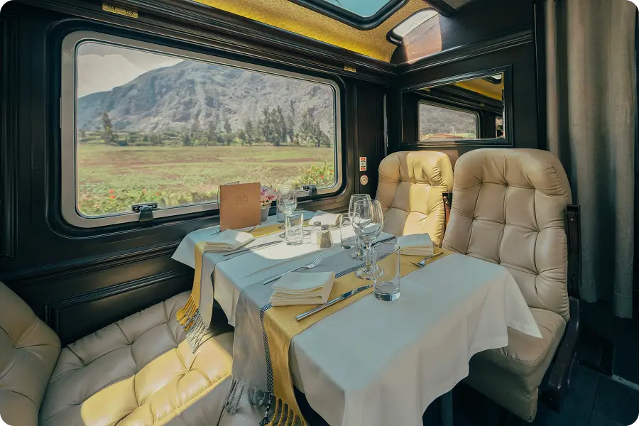 Interior del tren de primera clase de IncaRail